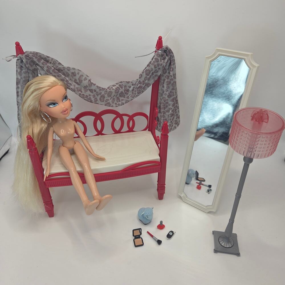 2009 Bratz World Cloe's Room Set + Nude Doll Near Complete Adult Owned RARE HTF